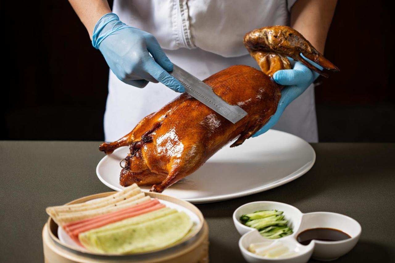 Ambassador Hotel Hsinchu Exterior foto Peking duck being prepared