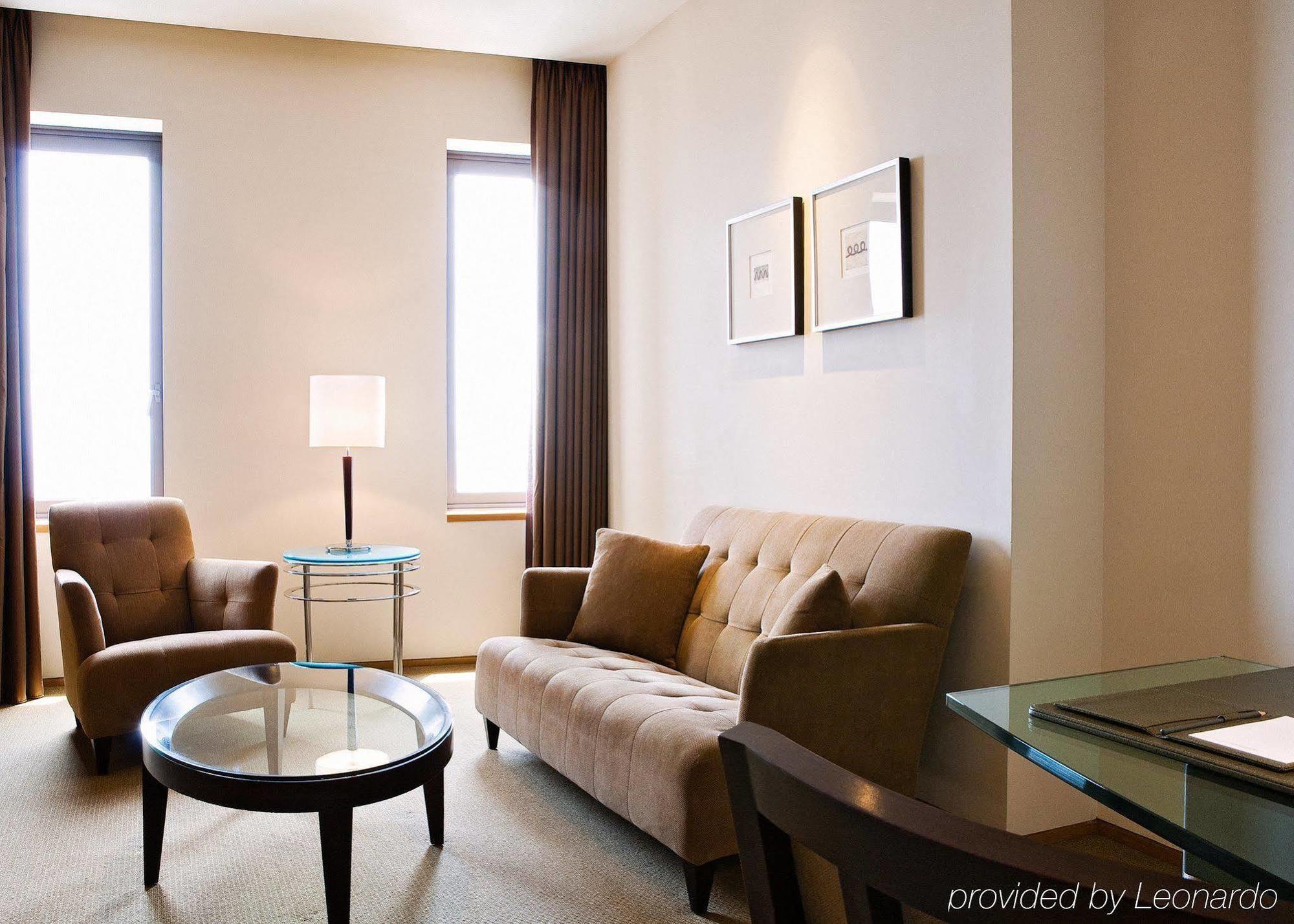 Ambassador Hotel Hsinchu Habitación foto A living room in a suite at the hotel