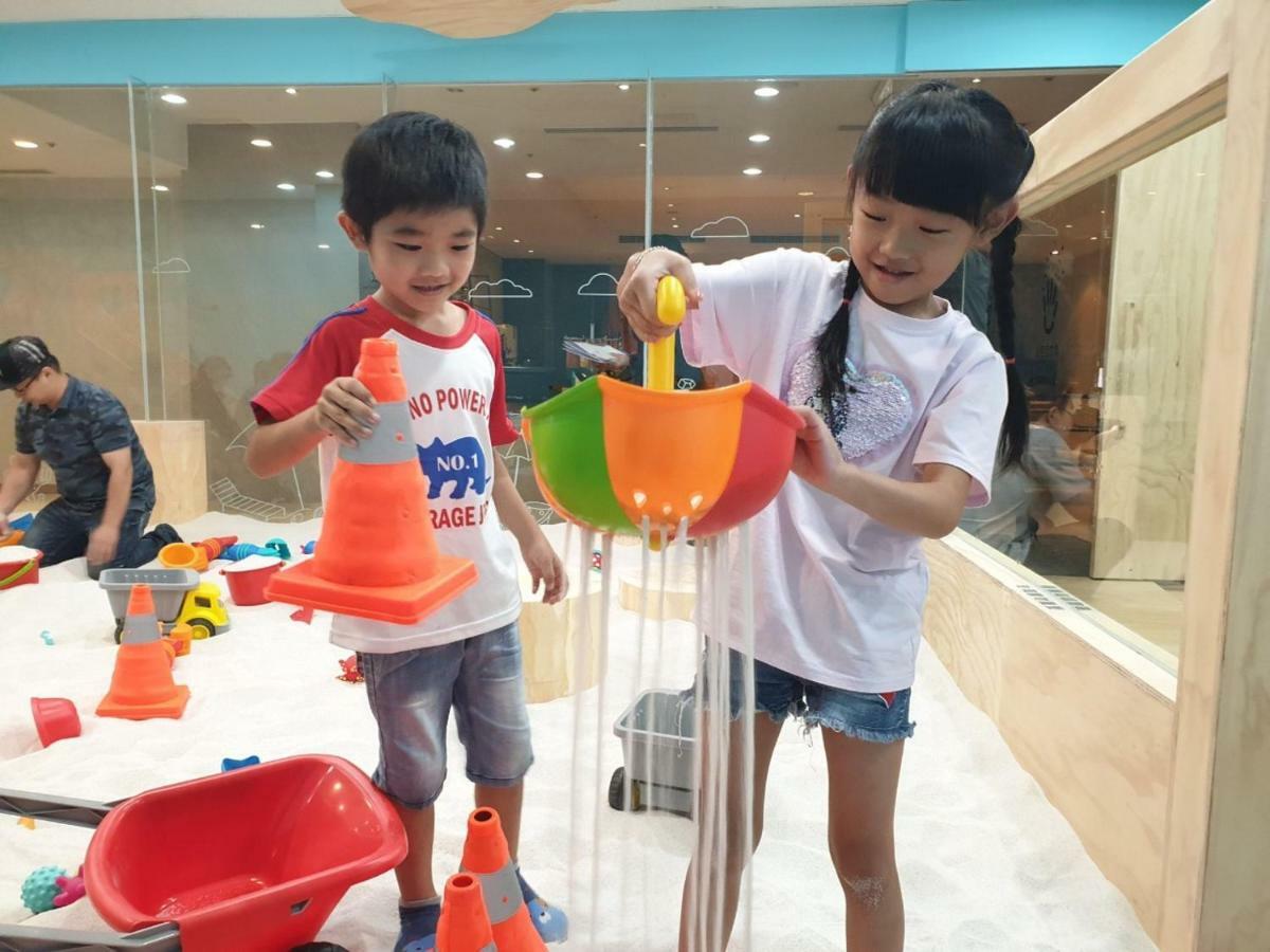 Ambassador Hotel Hsinchu Exterior foto Children playing with water at the Waterworks Museum